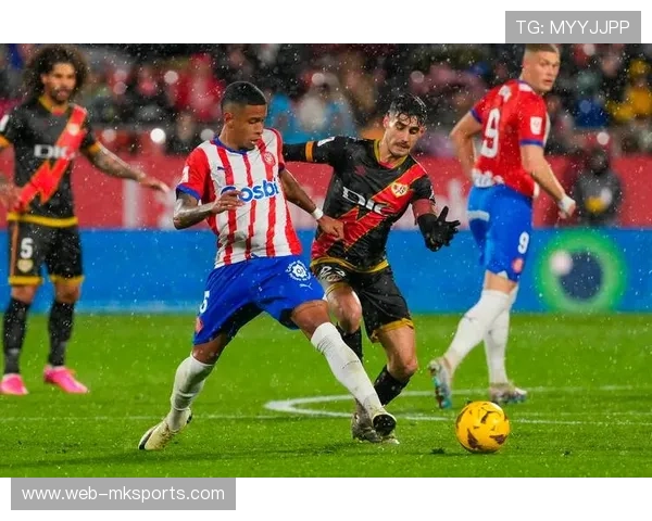 皇马防线新援赫伊森首训表现亮眼，出球能力获教练组好评